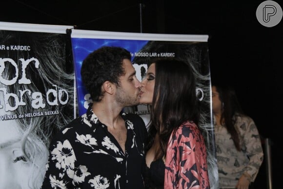 Carolina Oliveira troca beijos com namorado em pré-estreia de filme de terror