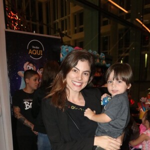 Filho de Bruna Hamu esbanjou fofura no colo da mãe ao conferir o espetáculo 'Turma da Mônica Brasilis', no teatro Bradesco, nesta quinta-feira, 10 de outubro de 2019