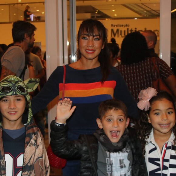 Dani Suzuki foi com o filho e amiguinhos dele conferir o espetáculo 'Turma da Mônica Brasilis'