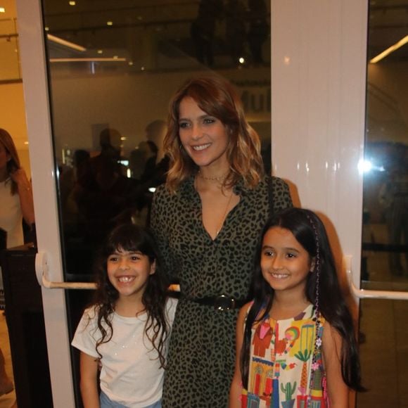 Isabella Santoni levou a irmã ao espetáculo 'Turma da Mônica Brasilis'