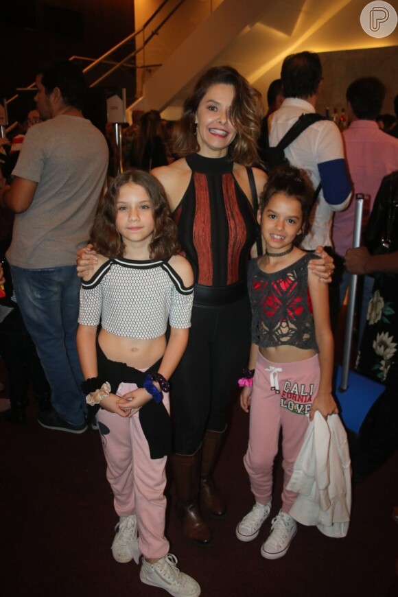 Bianca Rinaldi e as filhas gêmeas curtiram o espetáculo 'Turma da Mônica Brasilis', no teatro Bradesco, nesta quinta-feira, 10 de outubro de 2019