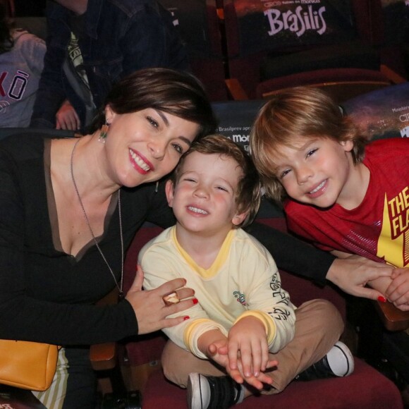 Filhos de Regiane Alves foram com a mãe ao espetáculo 'Turma da Mônica Brasilis', no teatro Bradesco, nesta quinta-feira, 10 de outubro de 2019