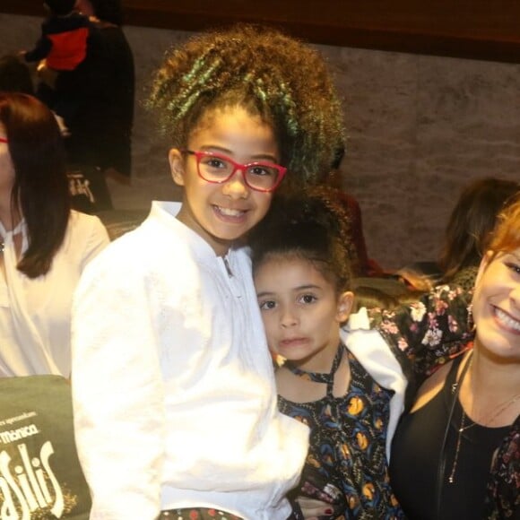 Samara Felippo e as filhas foram ao espetáculo 'Turma da Mônica Brasilis', no teatro Bradesco, nesta quinta-feira, 10 de outubro de 2019
