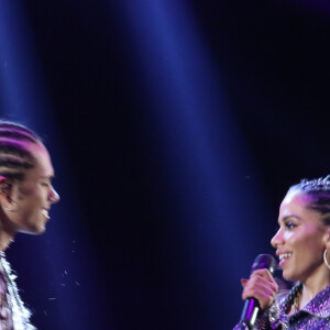 Anitta e Vitão cantam juntos a música 'Complicado'