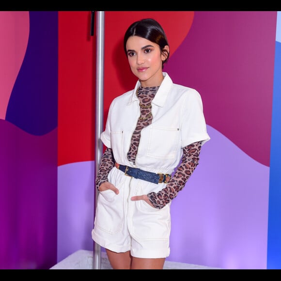 Manu Gavassi aposta em macaquinho com segunda pele de oncinha para evento