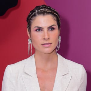 Julia Faria apostou em penteado com tranças embutidas e maquiagem iluminada