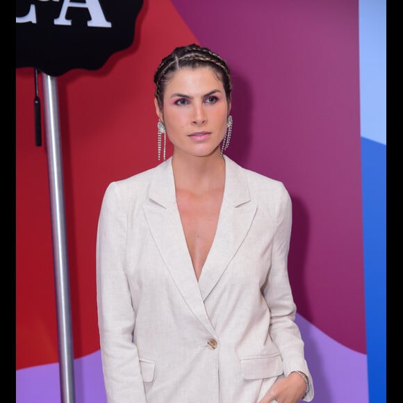 Julia Faria apostou em penteado com tranças embutidas e maquiagem iluminada