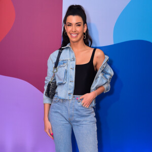 Camila Coutinho dá toque anos 90 em look total jeans em evento de moda