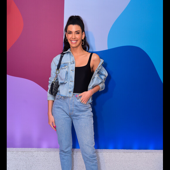 Camila Coutinho dá toque anos 90 em look total jeans em evento de moda