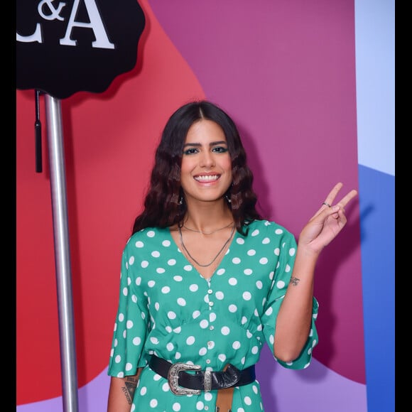 Antonia Morais combinou olho delienado verde com cor do look em evento fashion