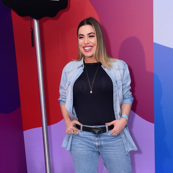 Naiara Azevedo combina look com pegada anos 90