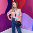 Maisa Silva combinou camisa de botão colorida, jeans jogger e bolsa Gucci para evento