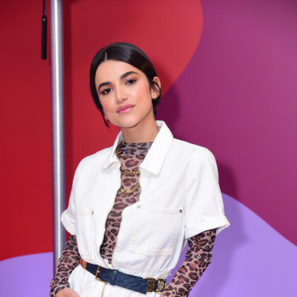 Manu Gavassi exibe corte de cabelo supercurto em evento