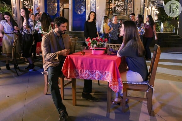 Marcelo (Murilo Cezar) avisa Luisa (Thaís Melchior) que terá que viajar para o exterior com a mãe na novela 'As Aventuras de Poliana'