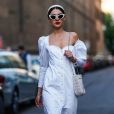 vestido branco com mangas volumosas: peça ganha um ar fashionista com a modelagem típica dos anos 80