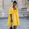 Moda verão: vestido soltinho e com manga bufante na cor amarela é tendência para a estação