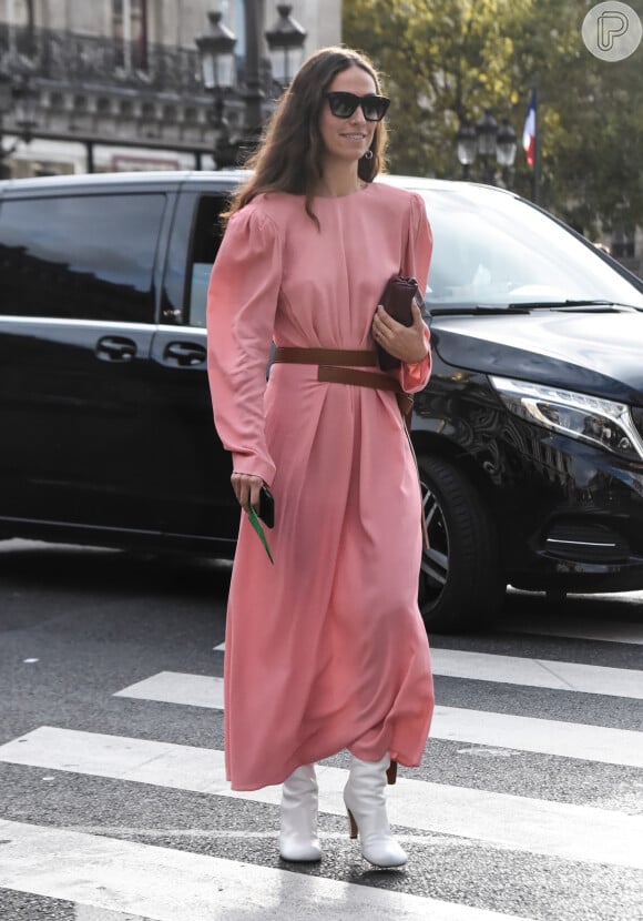 O vestido com manga bufante rosa de Erika Boldrin é da grife Stella McCartney