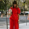 Street style da semana de moda de Paris: a influencer Natasha Goldenberg apostou no conjuntinho de bermuda e blusa com manga bufante