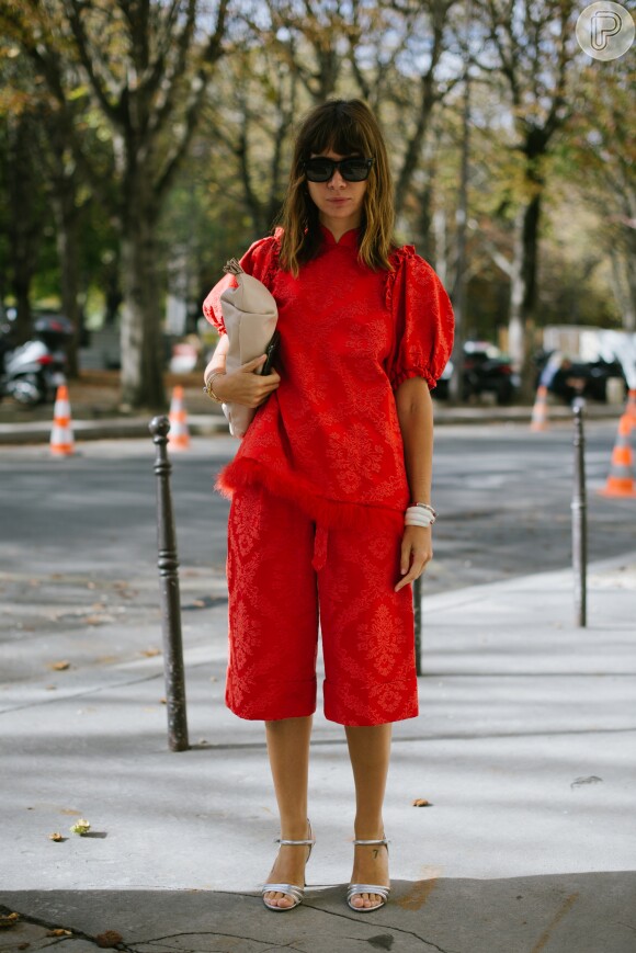 Street style da semana de moda de Paris: a influencer Natasha Goldenberg apostou no conjuntinho de bermuda e blusa com manga bufante