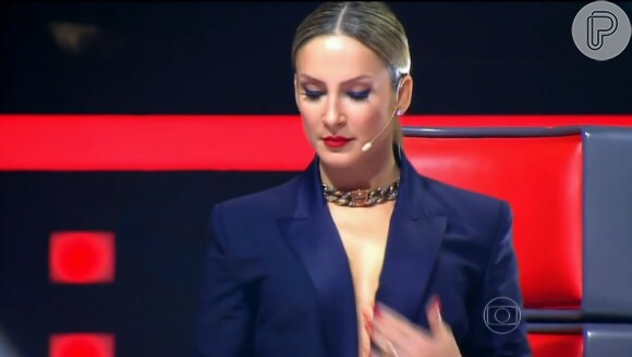 Claudia Leitte brinca colocando decote pra jogo no 'The Voice Brasil' e seduz condidato: 'Gosto de você todo'