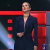 Claudia Leitte brinca colocando decote pra jogo no 'The Voice Brasil' e seduz condidato: 'Gosto de você todo'