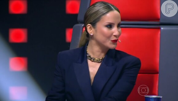 Claudia Leitte brinca colocando decote pra jogo no 'The Voice Brasil' e seduz condidato: 'Gosto de você todo'