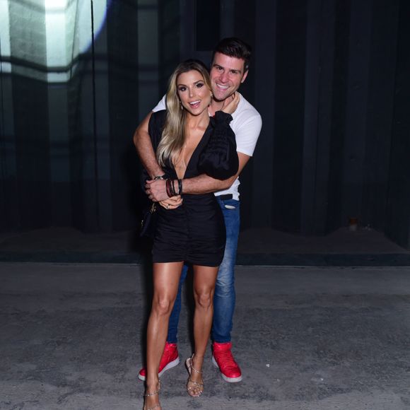 Marcelo Zangrandi trocou carinho com a noiva, Flávia Viana, antes da gravação do DVD 'Química' de Thaeme e Thiago