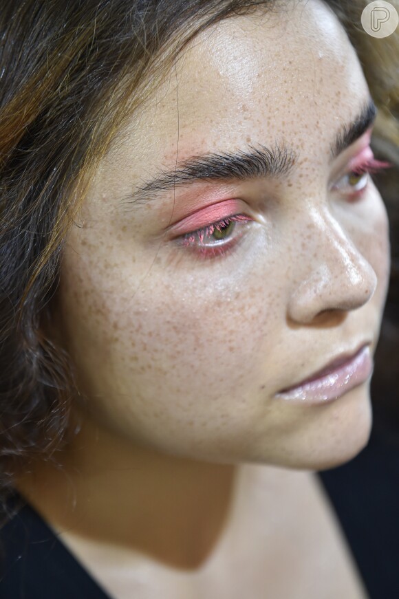 Maquiagem Verão 2020: aposte em tons de rosa para os olhos na estação mais quente do ano