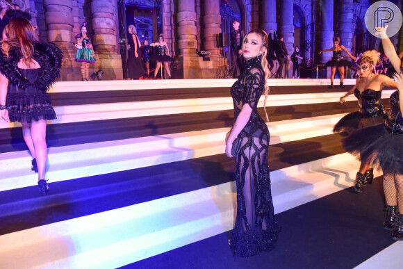 Bruna Santana apostou em vestido longo luxuoso criado pelo fashion designer Israel Valentim