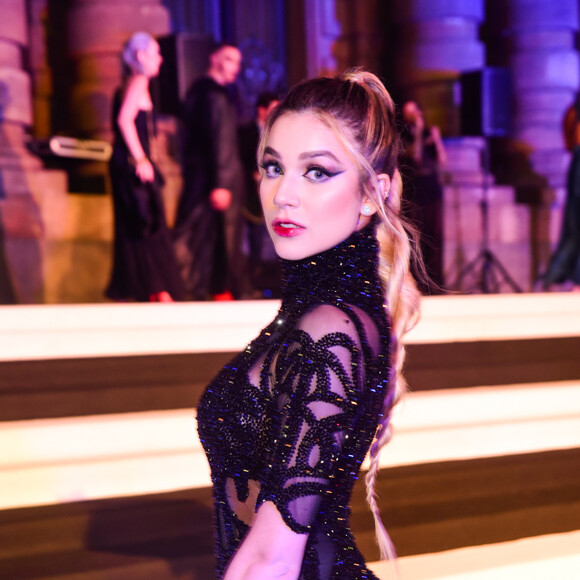 Vestido de Bruna Santana possui transparência e cristal bordado por todo o comprimento