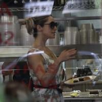 Letícia Spiller almoça sozinha em restaurante saudável da zona sul do Rio