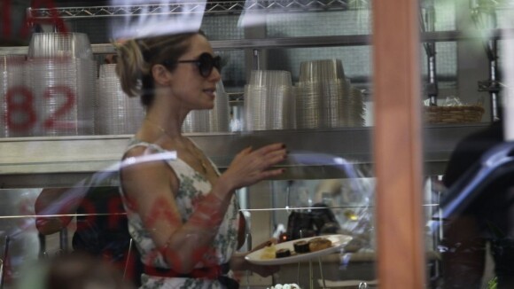 Letícia Spiller almoça sozinha em restaurante saudável da zona sul do Rio