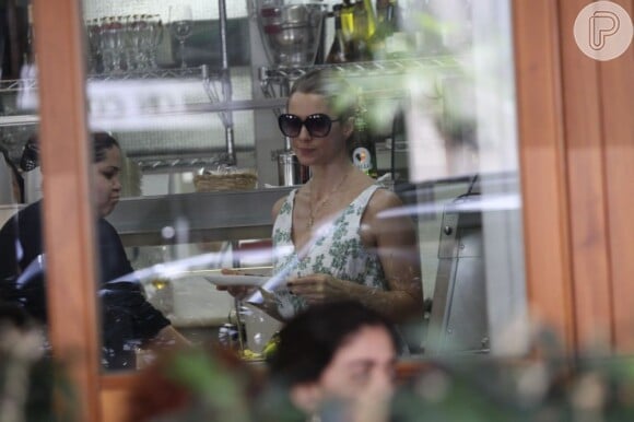 Letícia Spiller almoça sozinha no Rio