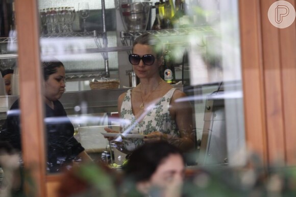 Letícia Spiller almoça em restaurante conhecido por vender pratos saudáveis