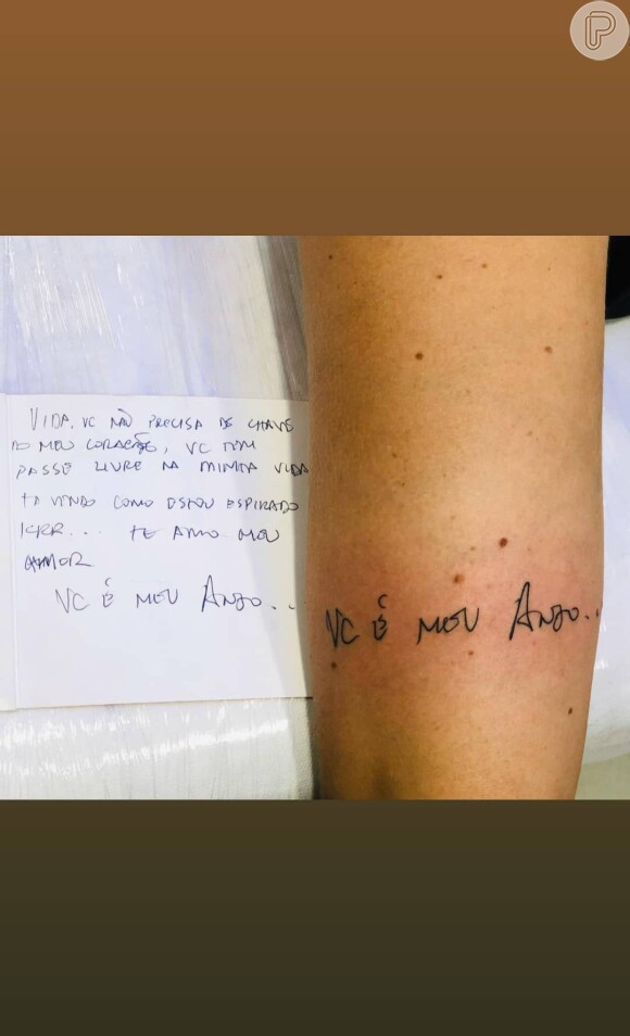 Ex-noiva de Gabriel Diniz fez tatuagem em homenagem ao cantor e dividiu opiniões na web