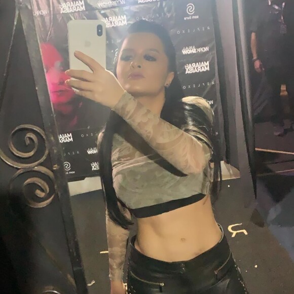 Maraisa surpreende ao mostrada entrada de abdômen definida em selfie no espelho