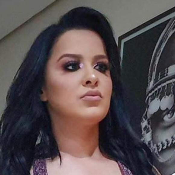 Maraisa mostra barriga sarada em bastidor de show