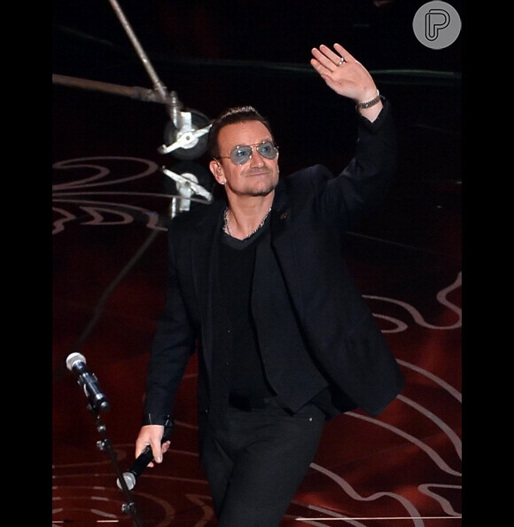 Bono diz que óculos escuros, que nunca tira do rosto, são usado para amenizar glaucoma, lesão no nervo ótico