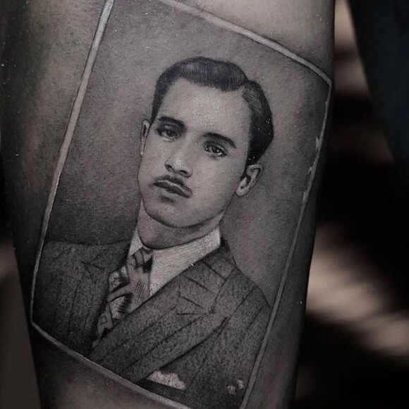 Bruno Gagliasso usou foto do avô Manoel para fazer uma tatuagem e realismo impressionou fãs: 'Impecável!'