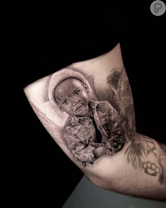 Filho de Bruno Gagliasso, Bless, de 4 anos, ganhou tatuagem do pai nesta semana