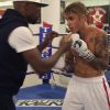 Justin Bieber treina boxe com o campeão da modalidade, Floyd Mayweather. Ele postou um vídeo nsta sexta-feira, 17 de outubro de 2014