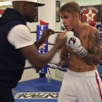 Justin Bieber faz aula de boxe sem camisa e exibe tatuagens pelo corpo