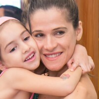 Filha de Ingrid Guimarães adota novo visual e exibe semelhança com a mãe