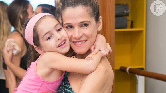 Ingrid Guimarães renova as luzes no cabelo e filha aposta em corte chanel em salão neste sábado, dia 26 de outubro de 2019