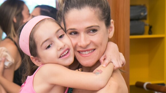 Filha de Ingrid Guimarães adota novo visual e exibe semelhança com a mãe