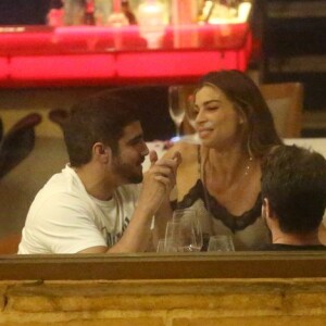 Caio Castro e Grazi Massafera foram fotografados juntos durante jantar com amigos