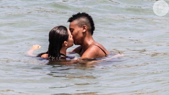 Bruna Linzmeyer trocou beijos com jovem e fez topless em praia do Rio de Janeiro,nesta segunda-feira, 28 de outubro de 2019