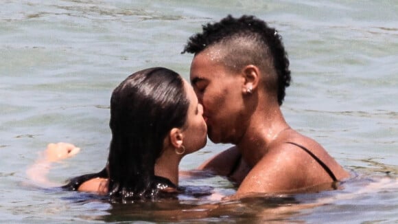 Bruna Linzmeyer beija, renova bronzeado e faz topless em praia do RJ. Fotos!