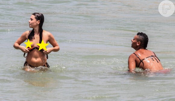 Bruna Linzmeyer se refrescou e fez topless em praia do Rio de Janeiro