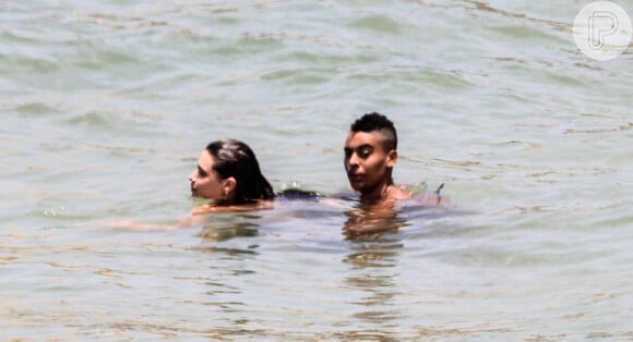 Bruna Linzmeyer e uma jovem aproveitaram juntas dia em praia do Rio de Janeiro, nesta segunda-feira, 28 de outubro de 2019